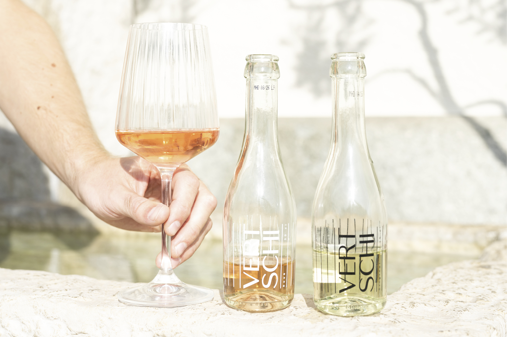 Vertschi Flaschen und Glas am Brunnen