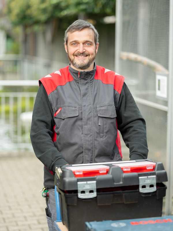 Mitarbeiter des technischen Diensts mit Werkzeugkoffer