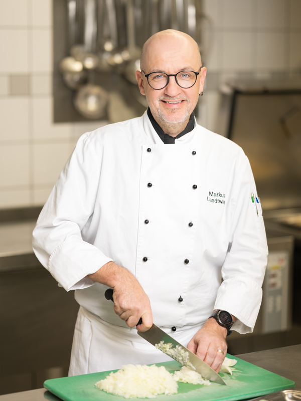 Küchenchef bei der Zubereitung