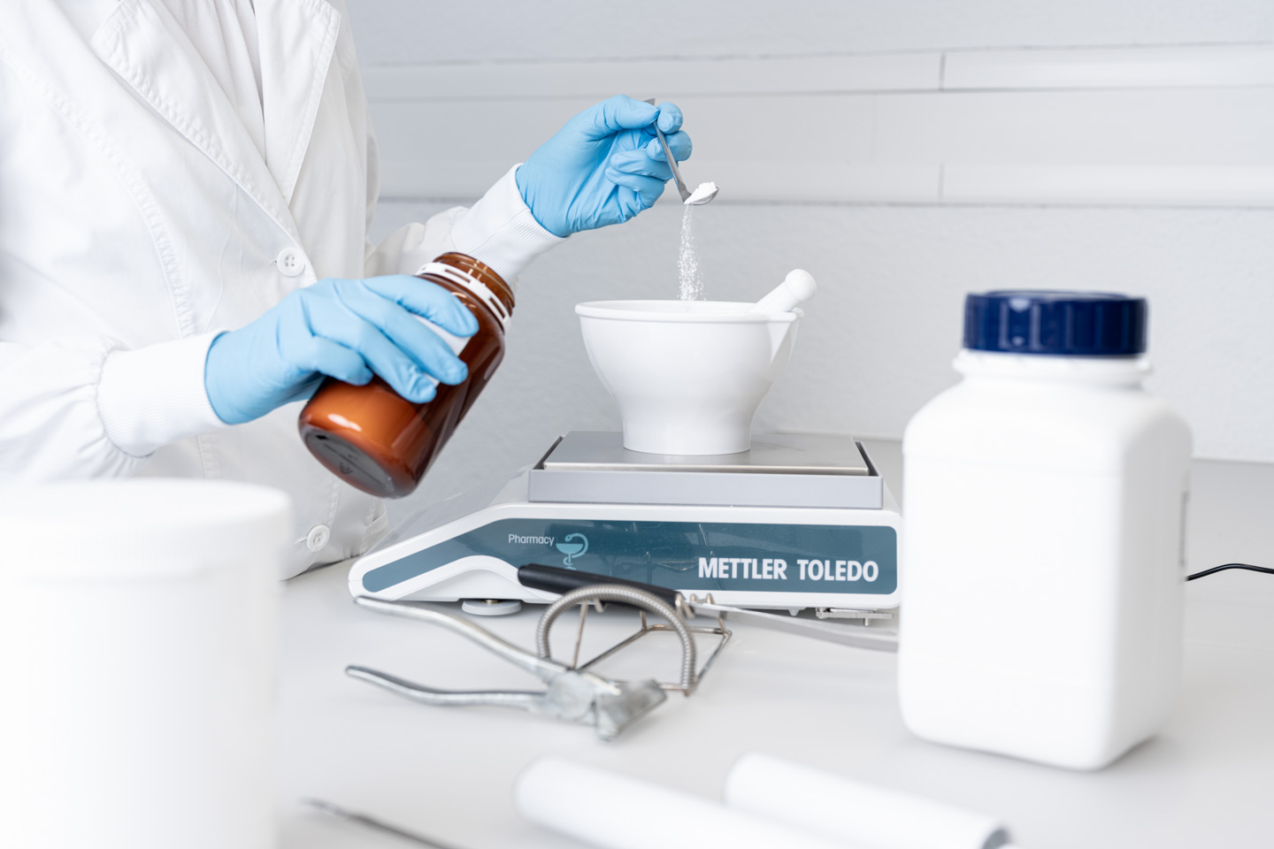 Abwägen der Wirkstoffe im Labor