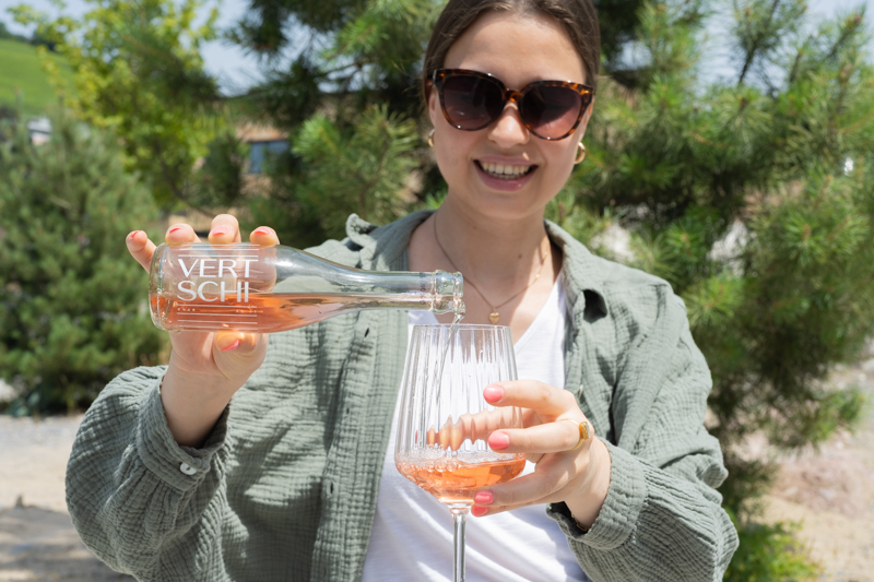 Frau schenkt Vertschi in ein Glas ein